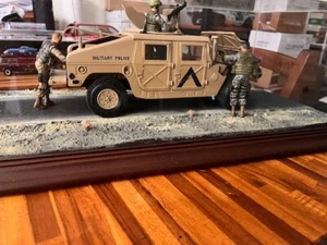 Diorama 1:18 Hummer MP Exoto , 3 Century 21st Soldiers & Desert Atlantic Display - Imagen 1 de 12