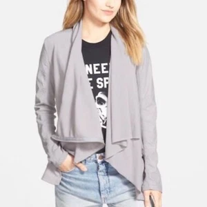 NUEVO CON ETIQUETAS BlankNYC Práctica Privada Drapeada Imitación Cuero Mixto Chaqueta Gris Pequeña - Imagen 1 de 7