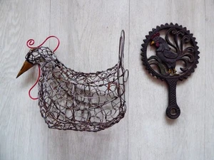 Vintage Metall Draht Hahn Eierkorb (fasst 8) mit Gusseisen Hahn Untersetzer - Bild 1 von 4