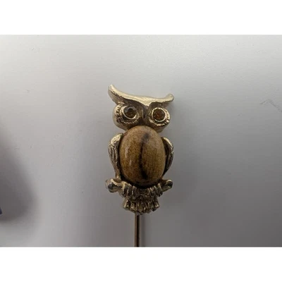 Prendedor de palo de búho vintage tono dorado con ojos de estrás ámbar y acento de cuerpo de madera Foto 1 de 4