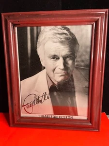 CHARLTON HESTON SIGNED AUTOGRAPH 8X10 PHOTO - Picture 1 of 2