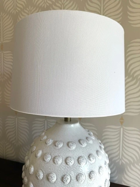 Juego de 2 pantallas cónicas blancas forradas plateadas par de lámparas de mesa medianas premium Foto 1 de 2