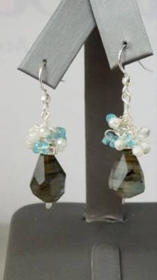 Lágrima de labradorita con apatita y racimo de zafiro blanco pendiente de ley Foto 1 de 4