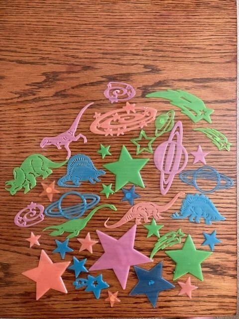 36 Brilla en la oscuridad Luz negra Espacio exterior y dinosaurios para celda Foto 1 de 1