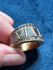 Anillo ancho Lia Sophia “Cosmo” oro mate con abulón genuino talla 6 - Imagen 1 de 14