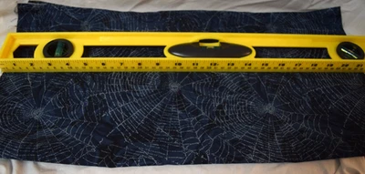 Media yarda, rosa azul con tela de algodón blanca sobre fondo negro Foto 1 de 2