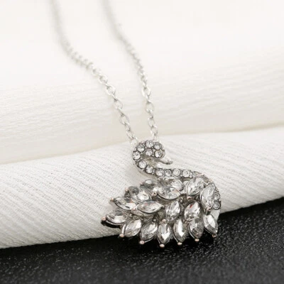TOTALMENTE>NUEVO>COLLAR COLGANTE CISNE PLATEADO CON PLUMAS TRANSPARENTES DIAMANTES Foto 1 de 4