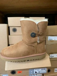 UGGS Bailey Button Niños y Niños Pequeños - Castaño 5991/1017400K - Imagen 1 de 4