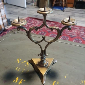 Candelabro de latón vintage con 3 base triangular ornamentado gótico victoriano - Imagen 1 de 5