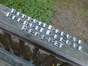 Renault Dauphine Deluxe (1 to 5 pieces) Script emblem badges 1958-1964 "I Think" - Picture 1 of 7