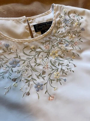 Blusa Laura Scott blanca bordada flores top talla 16W modesta shabby chic Foto 1 de 4