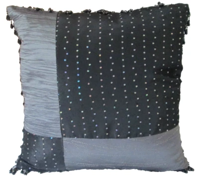 "Cubierta de cojín con cuentas de lágrima de seda sintética lentejuelas mosaico negro gris plateado 18"  Foto 1 de 3