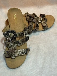 Vionic Keilsandalen Schlangenleder verstellbar dreifache Riemen Gr. 7 neu - Bild 1 von 3