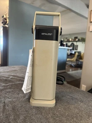 Lâmpada de mesa dobrável OTT-LITE modelo OTL-13TCG TrueColor para costura artesanal - Imagem 1 de 4