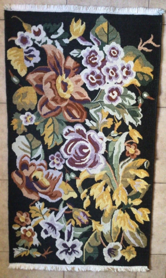 ALFOMBRA DE LANA NOURISON Soumak - NEGRA Floral BOTÁNICA  Foto 1 de 4