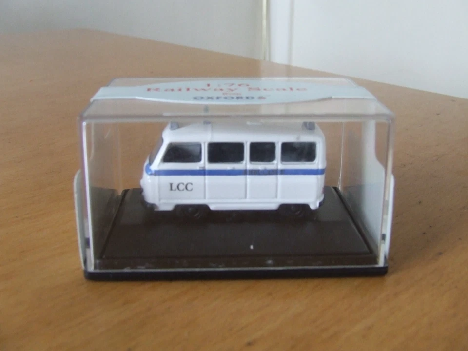 Oxford Commercials 76JM002 - London Ambulance J2 - Image 1 of 1