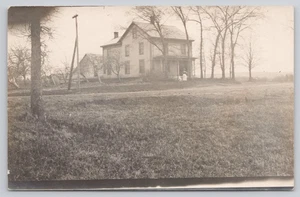 Cartolina fotografica reale RPPC scena rurale di campagna donne accanto a casa RPPC - Foto 1 di 2