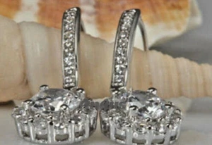 Pendientes colgantes de halo de gota eterna redondos moissanita de 2,50 quilates oro blanco liso de 14 K - Imagen 1 de 3