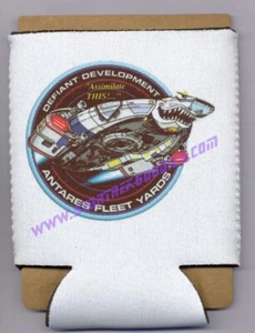 CAN KOOZIE Star Trek: Deep Space Nine LOGOTIPO DE DESARROLLO DESAFIANTE en Blanco ¡COMO NUEVO! - Imagen 1 de 3
