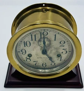 Orologio a campana vintage antico 7 1/2"" ottone Seth Thomas Ships con supporto e chiave - Foto 1 di 4