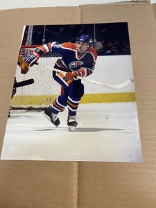 Edmonton Oilers Paul Coffey UNSIGNED 8X10 PHOTO POSE 1 - Picture 1 of 1