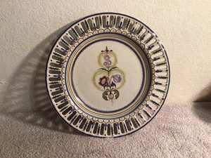 Ancienne assiette en céramique décorative fleurie réticulée - Portugal - Photo 1/13