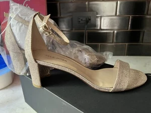 NUEVO EN CAJA NUEVO Sandalia Tacón Pelle Moda MONROE ~ Platino Dorado Talla 9.5 - Imagen 1 de 6