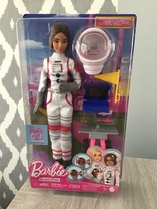 Barbie Puoi Essere Qualsiasi Cosa 65° Anniversario Bambola Astronauta Nuova - Foto 1 di 4