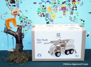CAMIÓN DE BOMBEROS DE MADERA ANTHROPOLOGIE - NUEVO EN CAJA- ¡RESCATA AL PEQUEÑO DE UN JUEGO ABURRIDO! - Imagen 1 de 7