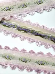 Vintage Orchid and Cream Jacquard Brocade Ribbon Trim with Roses 4.33 yards - Picture 1 of 3