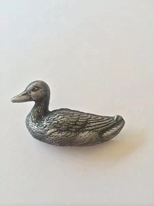 Sitting Duck 3D Animal Pewter Effect Pin Badge - Foto 1 di 1