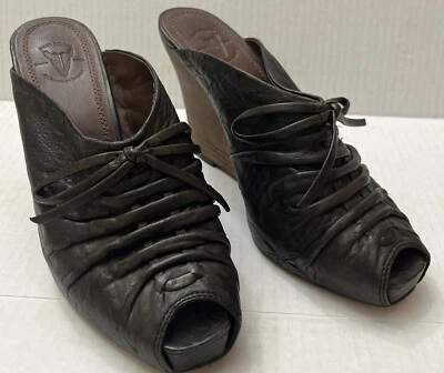 Mules anabela de couro franzido preto feminino Frye Gwen tamanho 8 M 73120 - Imagem 1 de 4