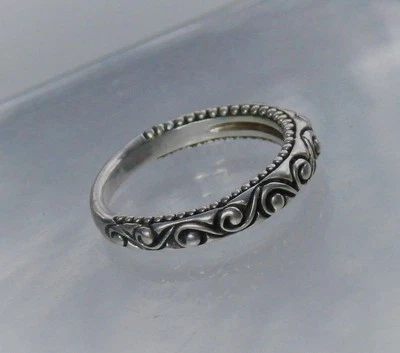 Anillo de plata esterlina con banda delgada desplazada de diseñador misterioso talla 6 Foto 1 de 4
