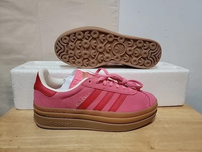 ADIDAS ГАЗЕЛЬ СМЕЛЫЙ J (GS) ПЛАТФОРМА РОЗОВЫЙ ТОН/АЛЫЙ КРАСНЫЙ/БЕЛЫЙ JQ7407 РАЗМЕР: 6 - Изображение 1 из 4