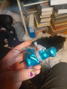 Árbol de Navidad adorno de un hipopótamo con sombrero y bastones de esquí - Imagen 1 de 7