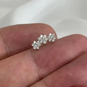 Trío de flores de cartílago de diamantes de 0,23 quilates de oro amarillo genuino de 9 quilates 0,60 gramos - Imagen 1 de 3