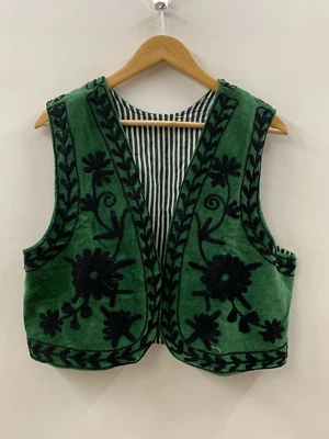 Abrigo de cintura bordado de terciopelo Vantage | Chaleco Suzani | Chaleco Suzani de terciopelo floral Foto 1 de 4