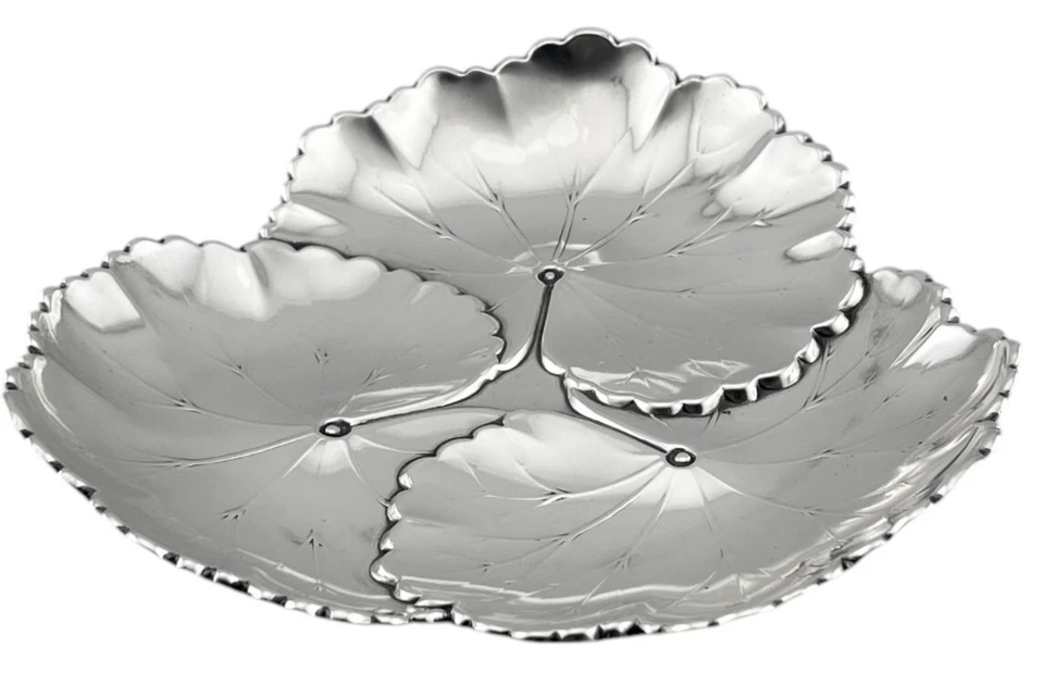 Plato de caramelo/nueces hojas de lirio de agua Reed & Barton con - 6 1/2" de ancho - 5 OZT Foto 1 de 4