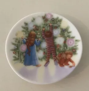 Hallmark Keepsake 1987 LIGHT SHINES AT CHRISTMAS Collectors Plate Ornament  - Picture 1 of 3
