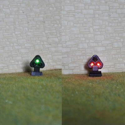 1 x HO / OO scale European block dwarf signals LEDs made top green bottom reds - Image 1 of 4