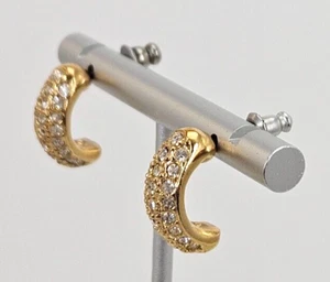 Pendientes de medio aro de cristal pavé firmados romanos tono dorado perforados con retrocesos - Imagen 1 de 9