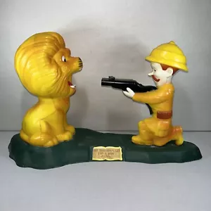 Banco Mascon Sir Reginald and Lion Play-N-Save vintage de los años 60 con llave - Imagen 1 de 7