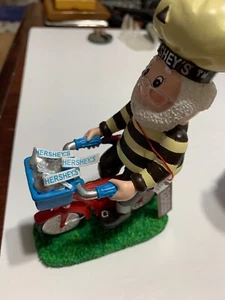 FIGURA DE PASEO EN BICICLETA DE PRIMAVERA HERSHEY'S KISSES - KURT S. ADLER Qnty 1 - Imagen 1 de 6