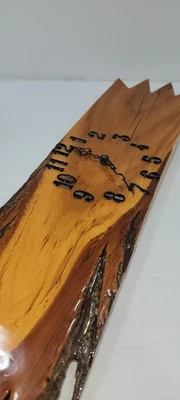 Reloj de losa de madera maciza hecho a mano con revestimiento de apoxi funcionando. Foto 1 de 4