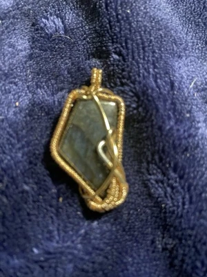 Colgante envuelto en alambre de labradita y relleno de oro Foto 1 de 3