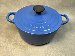 LE CREUSET FRANCE #18 GHISA SMALTATA BLU 2 QUARTI FORNO OLANDESE PENTOLA E COPERCHIO - Foto 1 di 14