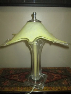 FABULOUS VINTAGE GRUPPO VITTORIO MURANO GLASS HANKERCHEIF TABLE LAMP - Image 1 of 4