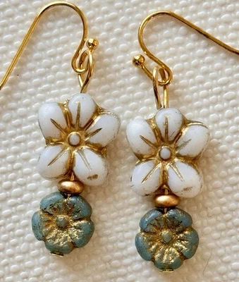 Pendientes de cuentas Picasso con flor de hibisco dorado, marfil y azul. Boho Chic. Bloom. Foto 1 de 3