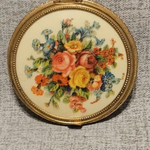 Vintage Floral Powder Compact  Gold Tone Vanity Mirror Case – 1950s Retro Makeup - Picture 1 of 10