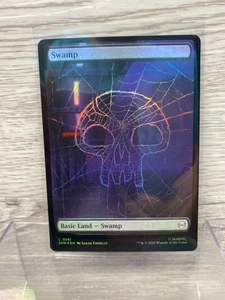 2025 Magic the Gathering Marvel Spider-Man Swamp Basic Land Full Foil quasi nuovo - Foto 1 di 2